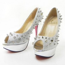 Zapatos de tacón Christian Louboutin Lady Peep Spikes de 140 mm con puntera abierta, color plata. Zapatos de tacón Christian Louboutin Lady Peep Spikes de 140 mm con puntera abierta, color plata.