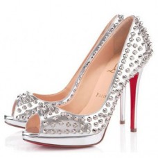 Zapatos de tacón Christian Louboutin Yolanda Spikes de 120 mm con puntera abierta, color plata. Zapatos de tacón Christian Louboutin Yolanda Spikes de 120 mm con puntera abierta, color plata.