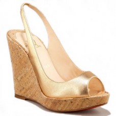 Sandalias de cuña Christian Louboutin de corcho metalizado de 120 mm, color dorado. Sandalias de cuña Christian Louboutin de corcho metalizado de 120 mm, color dorado.