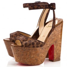 Sandalias de cuña Christian Louboutin Super Dombasle de 140 mm con estampado de leopardo. Sandalias de cuña Christian Louboutin Super Dombasle de 140 mm con estampado de leopardo.