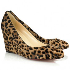 Sandalias de cuña Christian Louboutin Peanut de 80 mm con estampado de leopardo. Sandalias de cuña Christian Louboutin Peanut de 80 mm con estampado de leopardo.