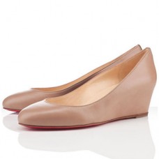 Sandalias de cuña New Peanut de Christian Louboutin de 40 mm en color beige. Sandalias de cuña New Peanut de Christian Louboutin de 40 mm en color beige.