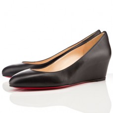 Sandalias de cuña Christian Louboutin New Peanut de 40 mm en color negro. Sandalias de cuña Christian Louboutin New Peanut de 40 mm en color negro.