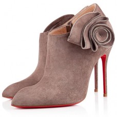 Botines Christian Louboutin Mrs Baba de 100 mm, color topo. Botines Christian Louboutin Mrs Baba de 100 mm, color topo.