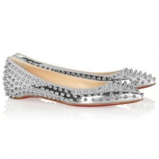 Bailarinas con pinchos Pigalle de Christian Louboutin, color plata. Bailarinas con pinchos Pigalle de Christian Louboutin, color plata.