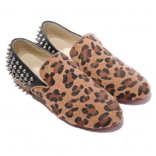 Mocasines Christian Louboutin Rollerboy plateados con pinchos y estampado de leopardo. Mocasines Christian Louboutin Rollerboy plateados con pinchos y estampado de leopardo.