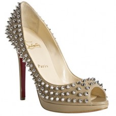 Zapatos de tacón Christian Louboutin Yolanda Spikes de 120 mm con puntera abierta, color beige. Zapatos de tacón Christian Louboutin Yolanda Spikes de 120 mm con puntera abierta, color beige.