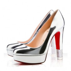 Zapatos de tacón Christian Louboutin de 140 mm con adornos, color plata. Zapatos de tacón Christian Louboutin de 140 mm con adornos, color plata.