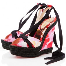 Sandalias de cuña Christian Louboutin Isabelle de 140 mm en color rosa. Sandalias de cuña Christian Louboutin Isabelle de 140 mm en color rosa.