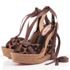 Sandalias de cuña Christian Louboutin Isabelle de 140 mm con estampado de leopardo. Sandalias de cuña Christian Louboutin Isabelle de 140 mm con estampado de leopardo.