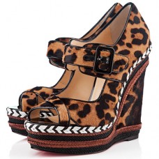Sandalias de cuña Christian Louboutin Highlander de 140 mm con estampado de leopardo. Sandalias de cuña Christian Louboutin Highlander de 140 mm con estampado de leopardo.