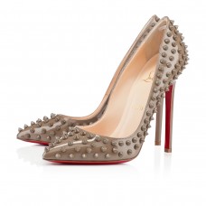 Zapatos de tacón Christian Louboutin Pigalle Spikes de 120 mm, color topo. Zapatos de tacón Christian Louboutin Pigalle Spikes de 120 mm, color topo.