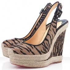Sandalias de cuña Christian Louboutin Everesta de 140 mm, color marrón. Sandalias de cuña Christian Louboutin Everesta de 140 mm, color marrón.